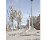 Шквалистый ветер вновь ломает деревья в Астрахани