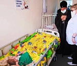 Астраханский митрополит посетил детское паллиативное отделение и вручил детям подарки