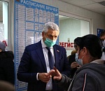 Леонид Огуль предложил повысить статус младших медработников