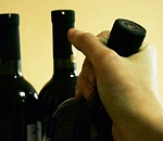 Астраханец  украл из магазина бутылку виски и два блока сигарет, но забыл там подругу