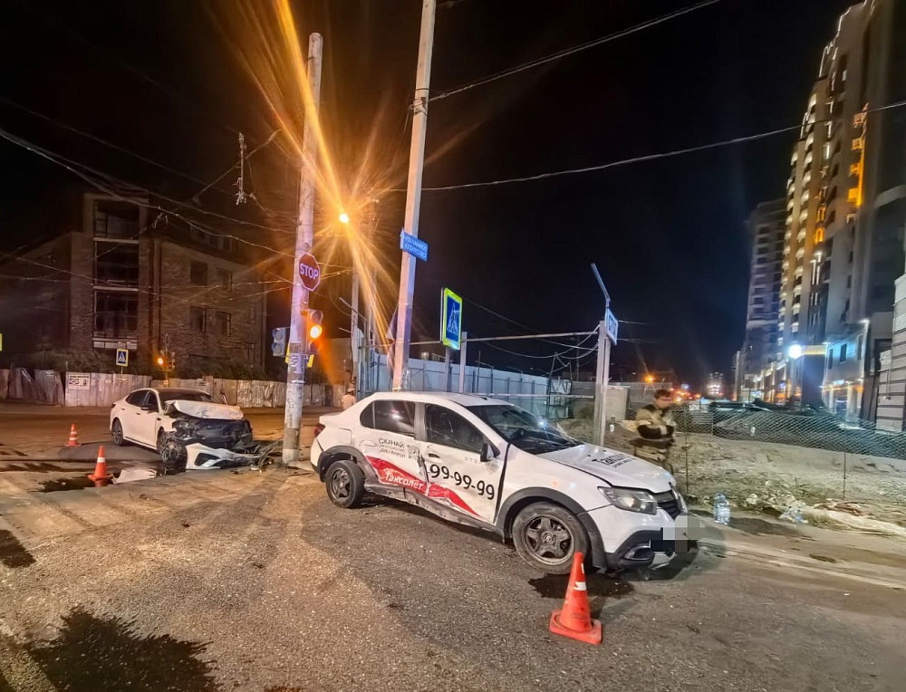 Несовершеннолетний пассажир такси пострадал ночью в ДТП в центре Астрахани