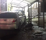 В Астрахани автоледи на иномарке протаранила автобусную остановку: видео