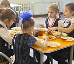 Стало известно, сколько денег выделило астраханское правительство на школьные завтраки