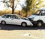 В Астрахани столкнулись легковушка и маршрутка: пострадали три  человека
