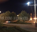 Заблудился в трех соснах: на площади Петра автолюбитель не смог разъехаться с деревом