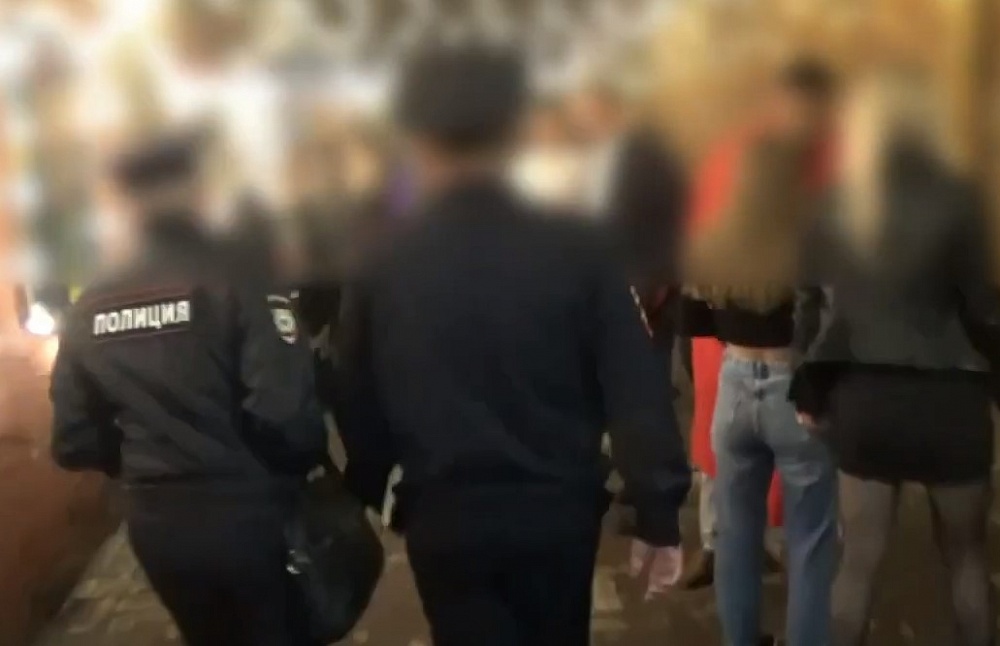 Зачем в центре Астрахани собралось большое количество полицейских и оперативников: видео