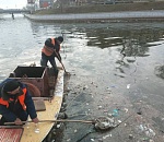 Поверхности астраханских каналов очищают от мусора