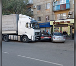 Неадекватный водитель грузовика снёс три машины в Трусовском районе Астрахани