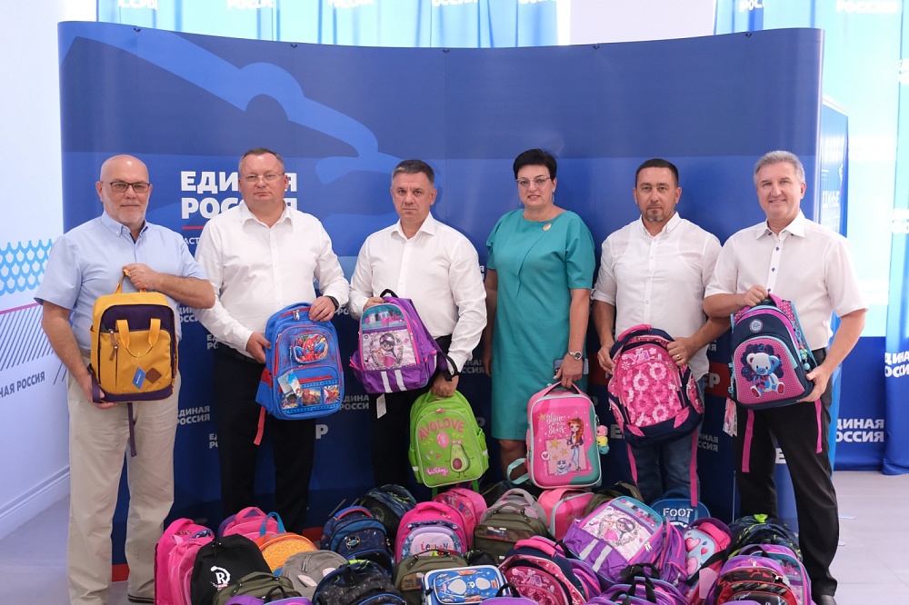 Астраханские парламентарии собирают в школу детей Кременского района ЛНР 