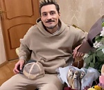 На концерте в Астрахани Диме Билану подарили букет не из цветов