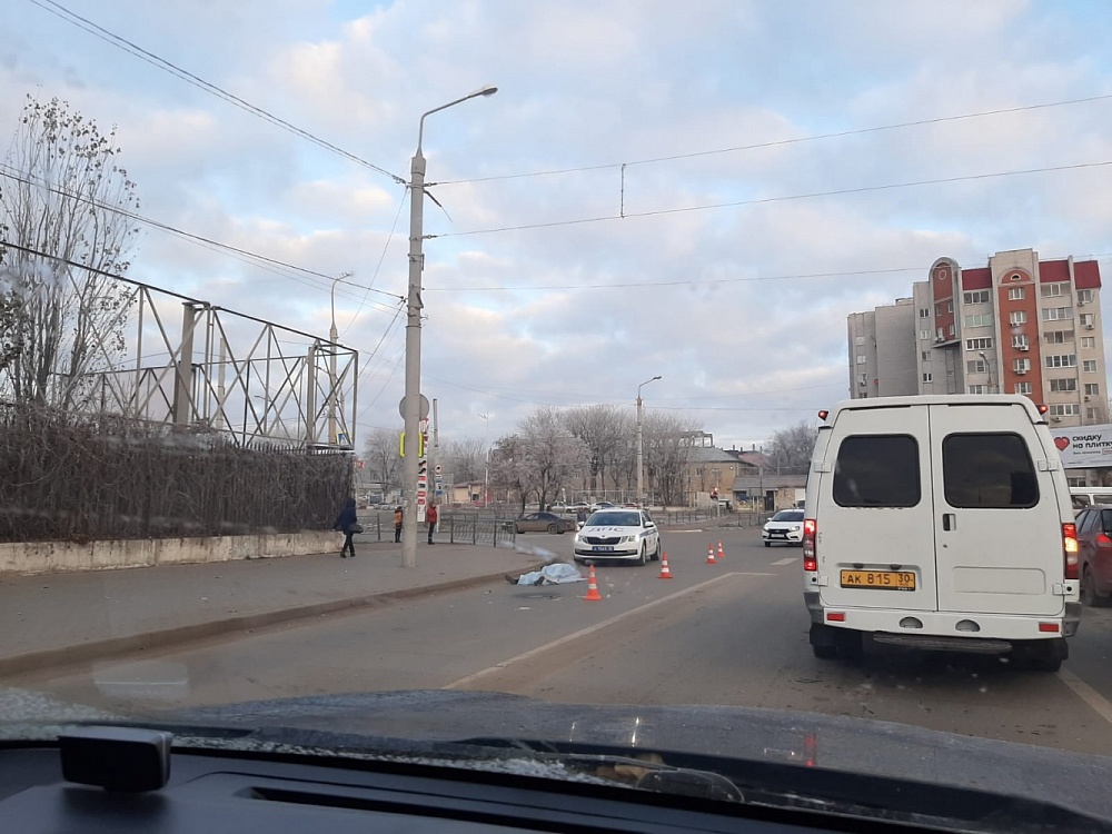Кадры смертельного ДТП с пешеходом у ТЦ Лента в Астрахани