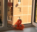 В Астрахани ребёнок выпал из окна детсада из-за неправильно расположенной кроватки