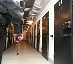 Продажный сотрудник астраханской колонии передавал осужденным запрещенку 