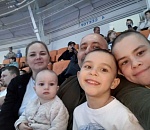 Жены и дети ветеранов боевых действий посетили ледовое шоу в Астрахани