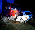 На астраханской трассе "Нива" столкнулась с грузовиком: двое погибших