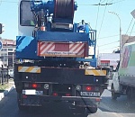 В Астрахани грузовик «указал» на свое место маршруткам