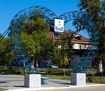 В Астрахани полностью восстановили арку, уничтоженную женщиной-водителем