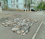Астраханец собственноручно залатал большую яму кусками старого асфальта