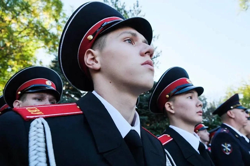 У Вечного огня 117 астраханских суворовцев приняли присягу