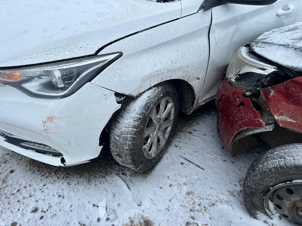 Непогода спровоцировала тройное ДТП на Старом мосту в Астрахани