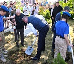 Астраханский губернатор вместе со школьниками высадил 70 саженцев  «Сада памяти»