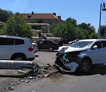 В Астрахани иномарка, врезавшись в столб, уронила его