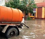 В Астрахани коммунальные службы работают над последствиями ливня