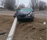 В Астрахани в неравной схватке мерседеса и столба пострадали оба
