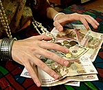 Астраханская полиция ищет жертву цыганки-воровки