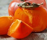 Диетологи рассказали, кому опасно есть хурму