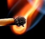 Астраханские спасатели потушили хозпостройку, подозревают поджог