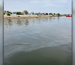 В районе Трусово на Волге астраханцы обнаружили огромное нефтяное пятно 