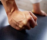 Астраханец избил гостя металлической трубой, чтобы узнать код его банковской карты