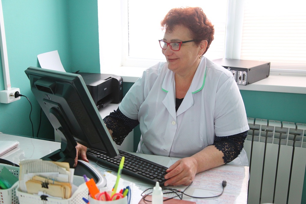 Леонид Огуль передал в сельский ФАП компьютерную технику