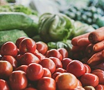 Помидоры с капустой подешевели, морковь с огурцами подорожали: что почем на астраханских рынках