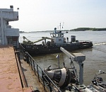 Сухогруз с серой, севший под Астраханью на мель, спасли спустя трое суток