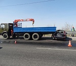 В Астрахани легковушка врезалась в стоящий грузовик дорожных рабочих