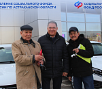 Двум астраханцам вручили новенькие Lada Vesta