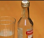 Молодая астраханка избила бутылкой из-под водки сожителя и золовку