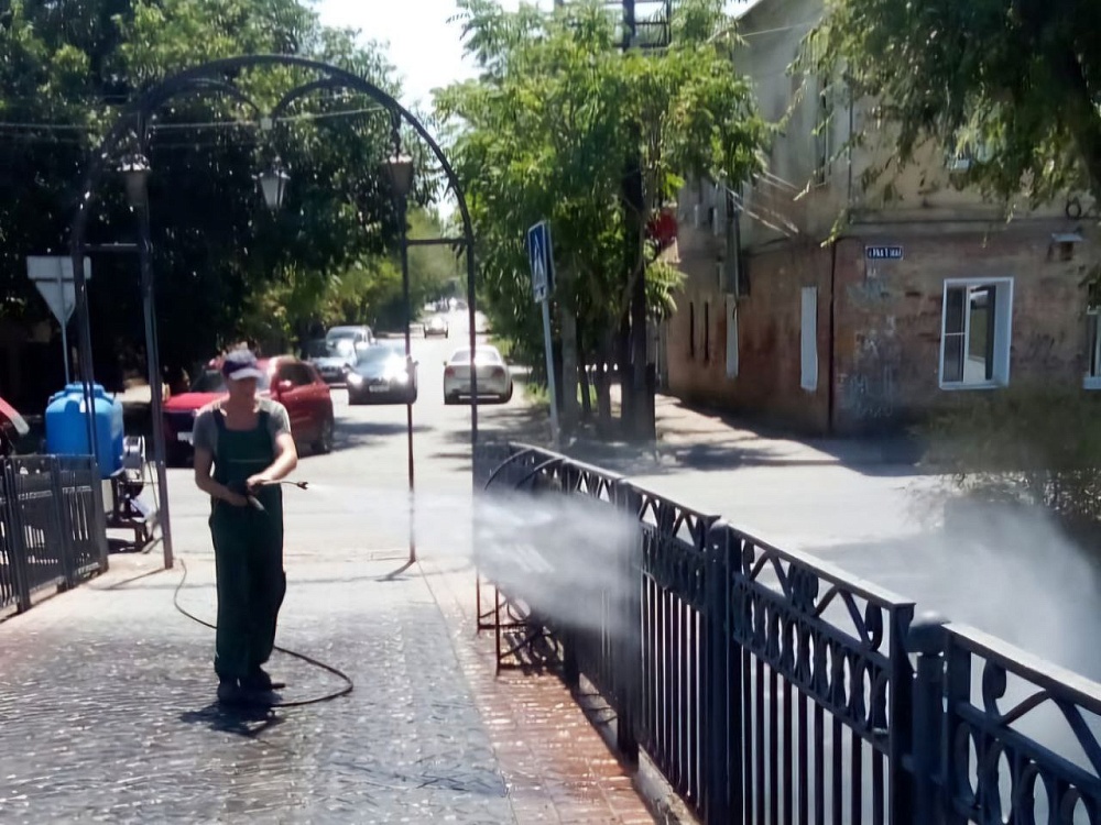 Астраханские коммунальщики тестируют новую технику для чистоты