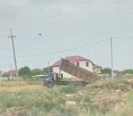 В астраханском селе серый перевозчик устроил свалку стройотходов рядом с жилыми домами
