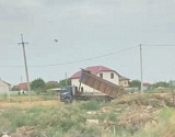 В астраханском селе серый перевозчик устроил свалку стройотходов рядом с жилыми домами