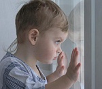 В Астраханской области из окна пятого этажа выпал ребенок