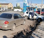 В Астрахани машина влетела в раскопанную траншею