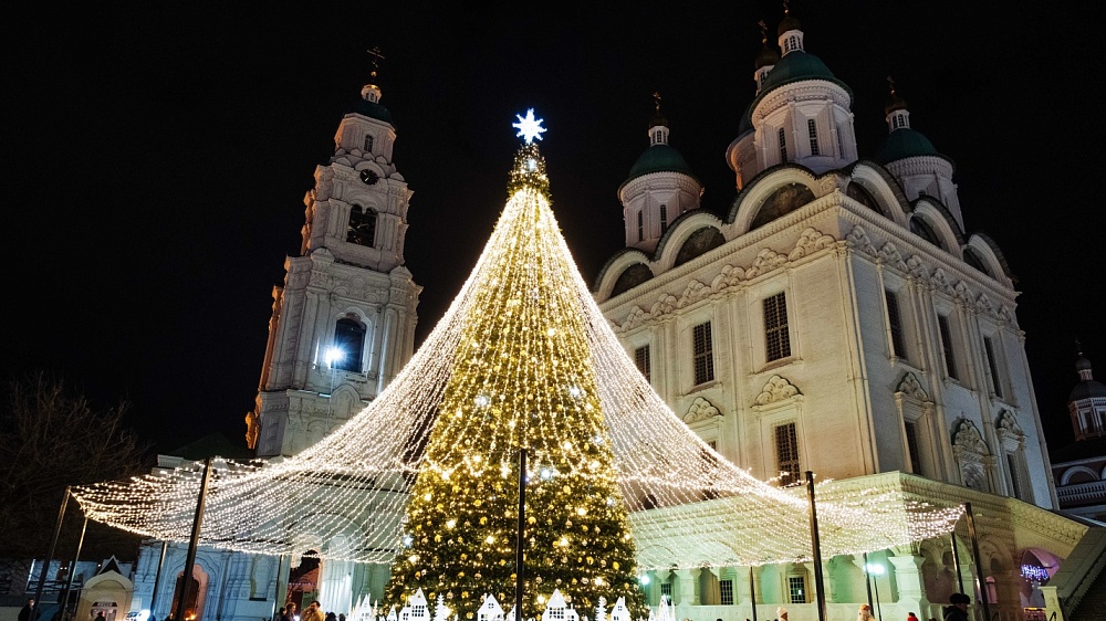  Застройщики – городу: главную новогоднюю ёлку Астрахани помогла установить «Искра»