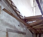 В Астрахани в многоквартирном доме рухнул лестничный пролет. Есть пострадавший