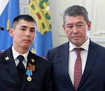 В Астрахани полицейский, спасший пятерых малышей из огня, получил Медаль ордена