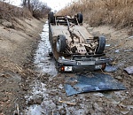 В Астраханской области ВАЗ опрокинулся в водогон, есть пострадавшие