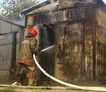  В Астрахани сгорели два гаража