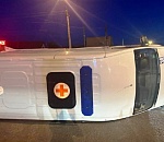 На правобережье Астрахани срочно доставлявшая в больницу пациентку машина скорой столкнулась с иномаркой и опрокинулась